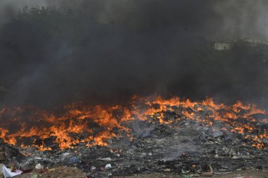 Natal 'da bir çöplükte yangın noktaları. 3 Ağustos 2021, Natal, Brezilya: Rio Grande do Norte 'deki bir çöplükte 3 Ağustos Salı günü yangın çıktı. Yangının nasıl başladığına dair bir bilgi yok..