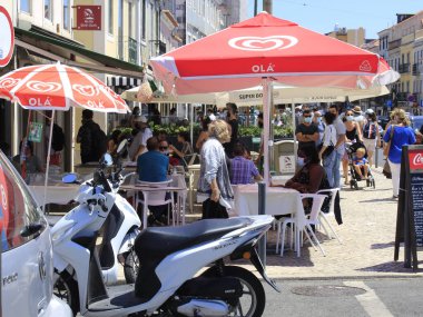 4 Ağustos 2021, Lizbon, Portekiz: Comercio Meydanı ile Belem Mahallesi arasında 4 Ağustos Çarşamba günü Coronavirus salgınının ortasında hareket. 