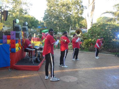 Artan Popüler Legoland Tema Parkı San Diego yolunda parlıyor. 3 Ağustos 2021 'de, Carlsbad, CA, ABD: Güney Kaliforniya genelinde Legoland' ın bir kazananı olduğu yönünde yaygın bir kabul ile, romanın çoklu çekim teması