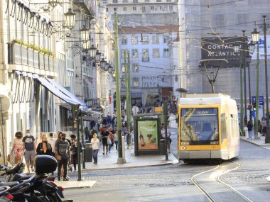 (Lizbon 'da insan hareketleri. 7 Ağustos 2021, Lizbon, Portekiz: Avrupa yazında keyifli bir öğleden sonra, 7 Ağustos Cumartesi günü Portekiz 'in Lizbon kentinde insan hareketleri.