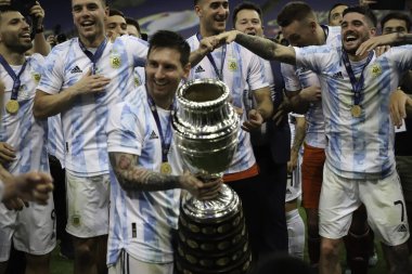  Barselona, Lionel Messi 'nin ayrıldığını duyurdu. 5 Ağustos 2021, Brezilya: Arjantin 'deki Messi takım maçı 6 Temmuz 2021 tarihinde Brezilya' da Copa America için yapıldı. Lionel Messi artık Barselona oyuncusu değil.. 