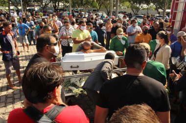 Natal 'da bir saldırıda vurularak öldürülen 4 yaşındaki bir kızın cenazesi. 9 Ağustos 2021, Natal, Rio Grande do Norte, Brezilya: Laura Cortez de Almeida 'nın 4 yaşındaki cesedi, Pazartesi günü öğleden sonra Natal' da defnedildi..