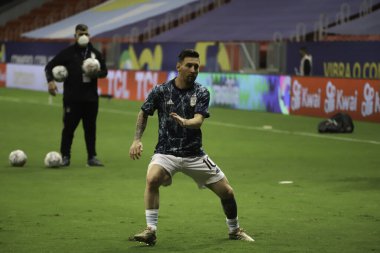  Barselona, Lionel Messi 'nin ayrıldığını duyurdu. 5 Ağustos 2021, Brezilya: Arjantin 'deki Messi takım maçı 6 Temmuz 2021 tarihinde Brezilya' da Copa America için yapıldı. Lionel Messi artık Barselona oyuncusu değil.. 