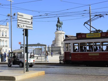 Augusta Caddesi, Lizbon 'da. 5 Ağustos 2021, Lizbon, Portekiz: 5 Ağustos Perşembe günü Lizbon 'daki Augusta Caddesi' nde koronavirüs salgınının ortasında yoğun bir hareket gerçekleşti. Güzergah Comercio ve Rossio Squere 'i birbirine bağlıyor.