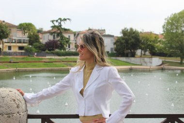 (İtalya, Rimini 'de turizm. 6 Ağustos 2021, Rimini, İtalya: Ferragosto 'yu kutlamak için geri sayım başladı ve Rimini ve Riviera konuklarını gülümseyerek karşılamaya devam ediyor..