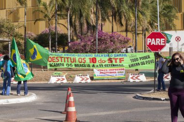 (INT) Protestocular, Brezilya 'daki yazılı oylamada PEC oylamasını izledi. 5 Ağustos 2021, Brasilia, Federal Bölge, Brezilya: Protestocular, PEC 135 'in oylarını izlemek üzere Ek II.