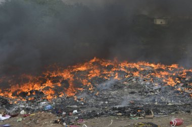 Natal 'da bir çöplükte yangın noktaları. 3 Ağustos 2021, Natal, Brezilya: Rio Grande do Norte 'deki bir çöplükte 3 Ağustos Salı günü yangın çıktı. Yangının nasıl başladığına dair bir bilgi yok..