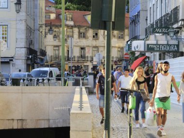 (Lizbon 'da insan hareketleri. 7 Ağustos 2021, Lizbon, Portekiz: Avrupa yazında keyifli bir öğleden sonra, 7 Ağustos Cumartesi günü Portekiz 'in Lizbon kentinde insan hareketleri.