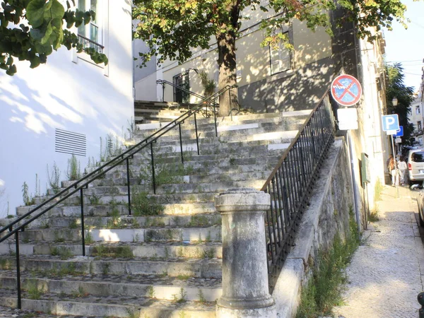 2021年8月7日 リスボン ポルトガル 路地と階段は土曜日 にポルトガルの首都リスボンの観光ガイドにないかもしれない驚くべき点のいくつかです — ストック写真