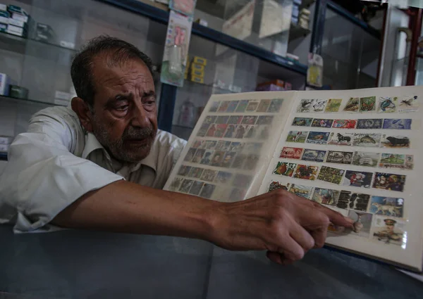 Int スタンプ10 000個以上のコレクション 2021年8月10日パレスチナ自治区ガザ地帯アブドゥル マジェド ヤニス 73歳 パレスチナ人薬剤師 — ストック写真