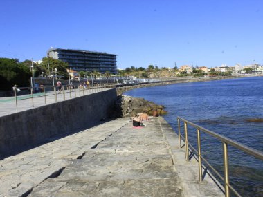 Estoril 'deki Moitas plajında yüzüyor. 12 Ağustos 2021, Estoril, Portekiz: Avrupa yazında, 12 Ağustos Perşembe günü Cascais 'in Estoril ilçesindeki Moitas plajına sıcak bir gün çöker.. 
