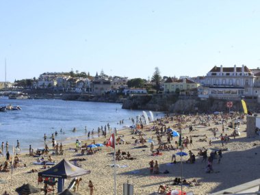 Şiddetli sıcaklık, Cascais 'deki Conceicao plajına banyo yapanları getiriyor. 12 Ağustos 2021, Cascais, Portekiz: Şiddetli sıcaklık günü, Portekiz kıyısındaki Cascais bölgesindeki Conceicao plajında yıkanır.