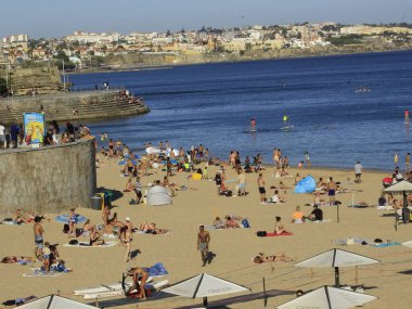Şiddetli sıcaklık, Cascais 'deki Conceicao plajına banyo yapanları getiriyor. 12 Ağustos 2021, Cascais, Portekiz: Şiddetli sıcaklık günü, Portekiz kıyısındaki Cascais bölgesindeki Conceicao plajında yıkanır.