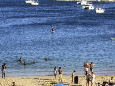 Şiddetli sıcaklık, Cascais 'deki Conceicao plajına banyo yapanları getiriyor. 12 Ağustos 2021, Cascais, Portekiz: Şiddetli sıcaklık günü, Portekiz kıyısındaki Cascais bölgesindeki Conceicao plajında yıkanır.