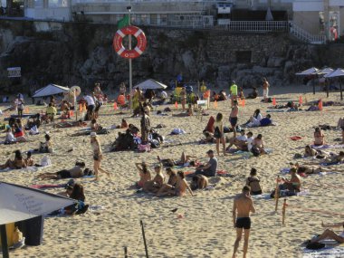 Şiddetli sıcaklık, Cascais 'deki Conceicao plajına banyo yapanları getiriyor. 12 Ağustos 2021, Cascais, Portekiz: Şiddetli sıcaklık günü, Portekiz kıyısındaki Cascais bölgesindeki Conceicao plajında yıkanır.