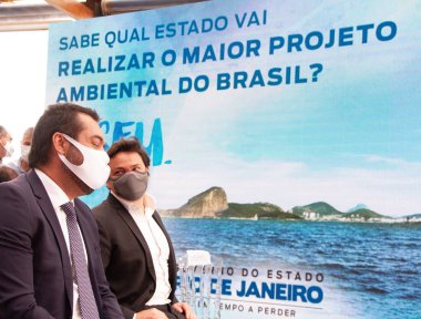 Rio de Janeiro 'da halka açık sağlık sözleşmesinin imzalanması. 11 Ağustos 2021, Rio de Janeiro, Brezilya: Rio de Janeiro Valisi, Claudio Castro ve Aguas do Rio 'nun başkanı Alexandre Bianchini 
