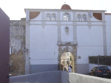 Portekiz, Setubal 'deki Bocage Meydanı. Portekiz 'in Setubal ilçesinde, Bocage Meydanı ve çevresindeki hareketlilik, Avrupa yazında sıcak bir öğleden sonra daha, 11 Çarşamba günü).