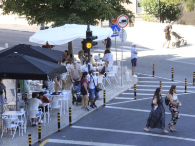 Sintra 'da turizm. 10 Ağustos 2021, Sintra, Portekiz: Lizbon 'un başkenti Sintra' da hareket var ve 10 Ağustos Salı günü koronavirüs salgınının ortasında turistler tarafından çok aranan bir yer..