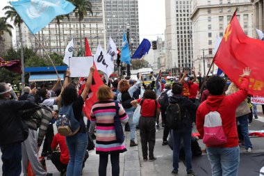 Sao Paulo 'da yolsuzluk, soykırım ve faşizme karşı protesto. 11 Ağustos 2021, Sao Paulo, Brezilya: Protestocular 11 Çarşamba günü Sao Paulo 'daki Belediye Tiyatrosu önünde toplandılar). 