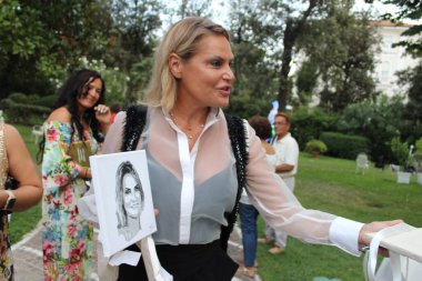 La Terrazza Dolce Vita şarkıcı Noemi ile röportaj yapıyor. 10 Ağustos 2021, Rimini, İtalya Grand Hotel de Rimini 'nin muhteşem manzarası 