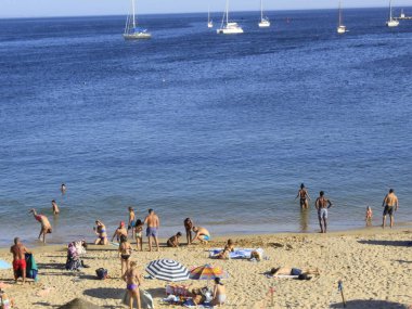 Şiddetli sıcaklık, Cascais 'deki Conceicao plajına banyo yapanları getiriyor. 12 Ağustos 2021, Cascais, Portekiz: Şiddetli sıcaklık günü, Portekiz kıyısındaki Cascais bölgesindeki Conceicao plajında yıkanır.