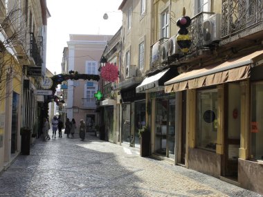 Portekiz, Setubal 'deki Bocage Meydanı. Portekiz 'in Setubal ilçesinde, Bocage Meydanı ve çevresindeki hareketlilik, Avrupa yazında sıcak bir öğleden sonra daha, 11 Çarşamba günü).