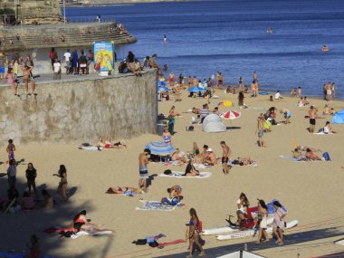 Şiddetli sıcaklık, Cascais 'deki Conceicao plajına banyo yapanları getiriyor. 12 Ağustos 2021, Cascais, Portekiz: Şiddetli sıcaklık günü, Portekiz kıyısındaki Cascais bölgesindeki Conceicao plajında yıkanır.