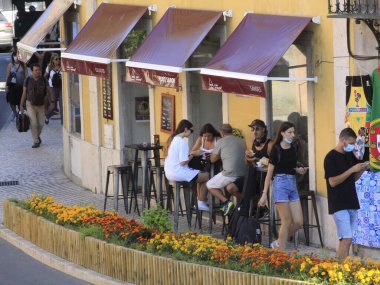 Sintra 'da turizm. 10 Ağustos 2021, Sintra, Portekiz: Lizbon 'un başkenti Sintra' da hareket var ve 10 Ağustos Salı günü koronavirüs salgınının ortasında turistler tarafından çok aranan bir yer..