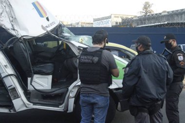 Rio de Janeiro 'daki Brezilya Bulvarı' nda araba kazasında ölü ve yaralı bulundu. 11 Ağustos 2021, Rio de Janeiro, Brezilya: Rio de Janeiro, Rio de Janeiro 'da 11 Ağustos Çarşamba günü geç saatlerde Brezilya Bulvarı' nda meydana gelen ciddi bir kaza, 