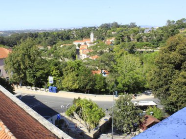 Sintra 'da turizm. 10 Ağustos 2021, Sintra, Portekiz: Lizbon 'un başkenti Sintra' da hareket var ve 10 Ağustos Salı günü koronavirüs salgınının ortasında turistler tarafından çok aranan bir yer..