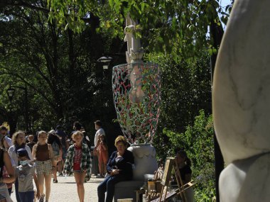 Sintra 'da turizm. 10 Ağustos 2021, Sintra, Portekiz: Lizbon 'un başkenti Sintra' da hareket var ve 10 Ağustos Salı günü koronavirüs salgınının ortasında turistler tarafından çok aranan bir yer..