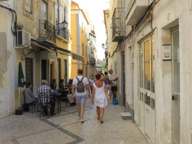 Portekiz, Setubal 'deki Bocage Meydanı. Portekiz 'in Setubal ilçesinde, Bocage Meydanı ve çevresindeki hareketlilik, Avrupa yazında sıcak bir öğleden sonra daha, 11 Çarşamba günü).