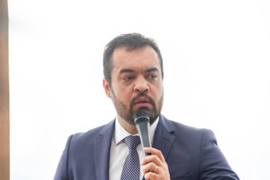 Rio de Janeiro 'da halka açık sağlık sözleşmesinin imzalanması. 11 Ağustos 2021, Rio de Janeiro, Brezilya: Rio de Janeiro Valisi, Claudio Castro ve Aguas do Rio 'nun başkanı Alexandre Bianchini 