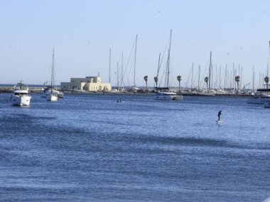 Estoril 'deki Moitas plajında yüzüyor. 12 Ağustos 2021, Estoril, Portekiz: Avrupa yazında, 12 Ağustos Perşembe günü Cascais 'in Estoril ilçesindeki Moitas plajına sıcak bir gün çöker.. 