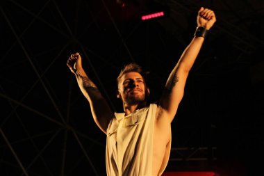 DJ sahnede Riccione 'nin İtalyan yazını sallıyor. 12 Ağustos 2021, Riccione, İtalya: Riccione Sahnede, Riccione Radyosu tarafından imzalanan İtalyan yazında başarılı şarkıcıların konserleri eşliğinde canlı geceler yaşanıyor. 