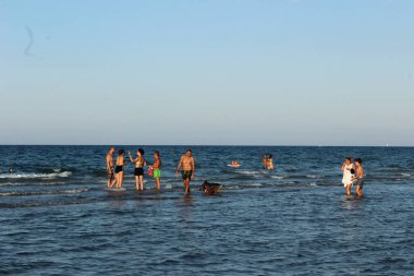 İtalya 'da yaz plajları ve ferragosto. 12 Ağustos 2021 'de, Riccione, İtalya: Ağustos ortasından bir hafta önce, İtalya' nın tarihi merkezden denize uzanan tatili ve taahhütleri vurgulandı. 