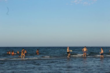 İtalya 'da yaz plajları ve ferragosto. 12 Ağustos 2021 'de, Riccione, İtalya: Ağustos ortasından bir hafta önce, İtalya' nın tarihi merkezden denize uzanan tatili ve taahhütleri vurgulandı. 