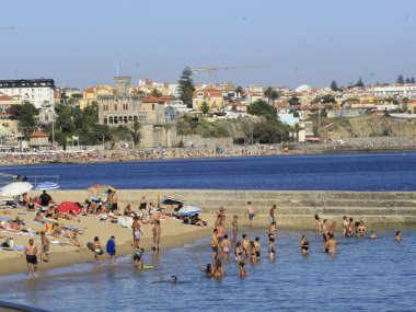 Estoril 'deki Moitas plajında yüzüyor. 12 Ağustos 2021, Estoril, Portekiz: Avrupa yazında, 12 Ağustos Perşembe günü Cascais 'in Estoril ilçesindeki Moitas plajına sıcak bir gün çöker.. 