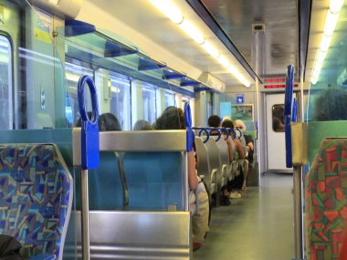 Lizbon 'u Portekiz' deki Estoril 'e bağlayan tren hattı. 12 Ağustos 2021, Estoril, Portekiz: Lizbon 'u Estoril' e bağlayan tren hattında, turistler için Portekiz sahillerine giden bir durak.