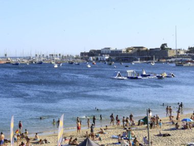 Şiddetli sıcaklık, Cascais 'deki Conceicao plajına banyo yapanları getiriyor. 12 Ağustos 2021, Cascais, Portekiz: Şiddetli sıcaklık günü, Portekiz kıyısındaki Cascais bölgesindeki Conceicao plajında yıkanır.