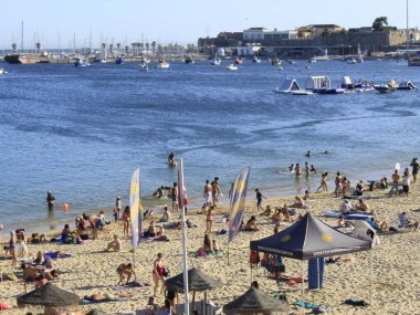 Şiddetli sıcaklık, Cascais 'deki Conceicao plajına banyo yapanları getiriyor. 12 Ağustos 2021, Cascais, Portekiz: Şiddetli sıcaklık günü, Portekiz kıyısındaki Cascais bölgesindeki Conceicao plajında yıkanır.