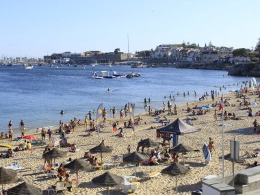 Şiddetli sıcaklık, Cascais 'deki Conceicao plajına banyo yapanları getiriyor. 12 Ağustos 2021, Cascais, Portekiz: Şiddetli sıcaklık günü, Portekiz kıyısındaki Cascais bölgesindeki Conceicao plajında yıkanır.