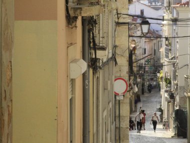 Portekiz, Setubal 'deki Bocage Meydanı. Portekiz 'in Setubal ilçesinde, Bocage Meydanı ve çevresindeki hareketlilik, Avrupa yazında sıcak bir öğleden sonra daha, 11 Çarşamba günü).