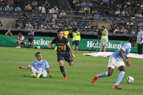 2021年リーグカップ準々決勝 Nycfc対プマス 8月11 2021 ブロンクスニューヨーク ニューヨークのヤンキースタジアムで開催された2021リーグカップの準々決勝に有効なNycfcとプーマスUnamの間のサッカー試合 — ストック写真