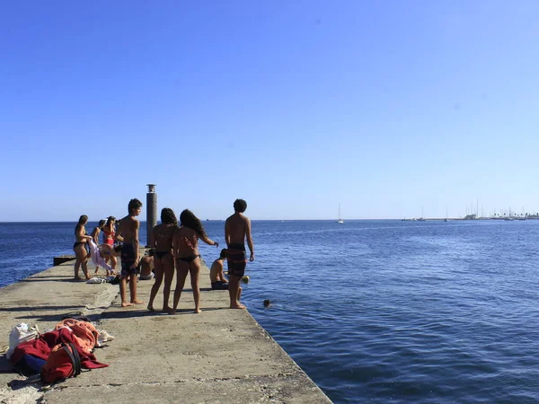 Baigneurs Sur Plage Moitas Estoril Août 2021 Estoril Portugal Une — Photo