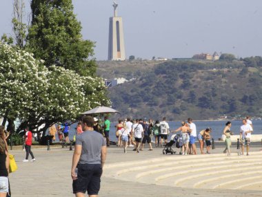 Torre de Belem ve Lizbon çevresi. 13 Ağustos 2021, Lizbon, Portekiz: Coronavirus salgını nedeniyle ziyaret için kapalı olan Torre de Belem, Lizbon 'un en önemli turistik merkezlerinden biridir.