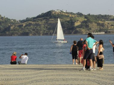 13 Ağustos 2021, Lizbon, Portekiz: Keşifler Anıtı 'nda 13 Ağustos Cuma günü, Lizbon' un en çok ziyaret edilen noktalarından biri olan insanların hareketi. Anıt geçen gün Fransız bir turist tarafından boyandı.