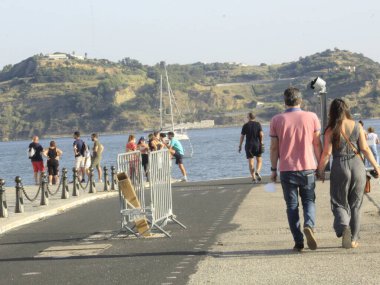 13 Ağustos 2021, Lizbon, Portekiz: Keşifler Anıtı 'nda 13 Ağustos Cuma günü, Lizbon' un en çok ziyaret edilen noktalarından biri olan insanların hareketi. Anıt geçen gün Fransız bir turist tarafından boyandı.