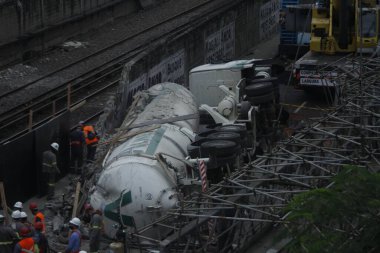 Rio de Janeiro 'daki metro hattında bir kamyon devrilmiş. 13 Ağustos 2021, Rio de Janeiro, Brezilya: Kamyon 12 Perşembe günü Rio de Janeiro metrosunun 2.). 