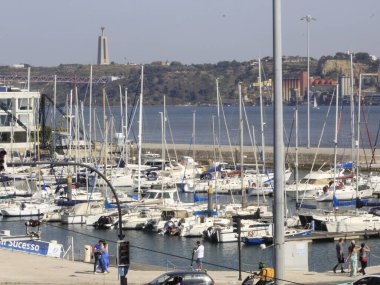 Torre de Belem ve Lizbon çevresi. 13 Ağustos 2021, Lizbon, Portekiz: Coronavirus salgını nedeniyle ziyaret için kapalı olan Torre de Belem, Lizbon 'un en önemli turistik merkezlerinden biridir.